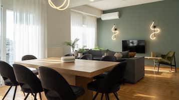 Luxury Apartment, 4 Bedrooms, Balcony | In-room dining