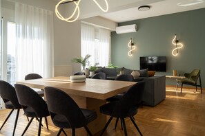 Luxus apartman, 4 hálószobával, erkély | Étkezés a szobában