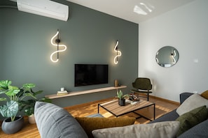 Apartamento superluxo, 4 quartos, sacada | Área de estar | Smart TV 42 polegadas com canais digitais, TV