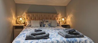 Cozy Village Home: 3 Beds, Modern Amenities, Cozy Village Retreat, Nearby Tourist Attractions