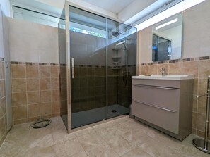 Bathroom - Comfortable house with private garden, internet, parking (Agris)