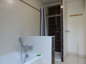 Badekar, hårføner, såpe og toalettpapir