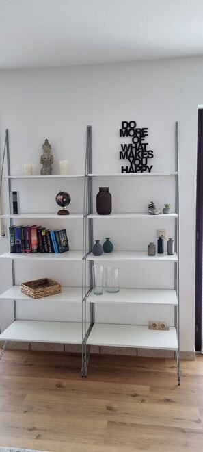 Ein weißes Regal mit verschiedenen Dekorationsobjekten und Büchern.