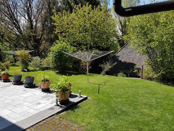A garden with potted plants, a hammock, and a small house-like structure. - Beautiful and cozy vacation apartment in the Schwarzachtal - NO MONTEURE- (Schwarzenbruck)