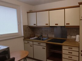 Apartamento Confort, terraza, vistas al jardín | Cocina privada | Frigorífico, placa de cocina y utensilios de cocina