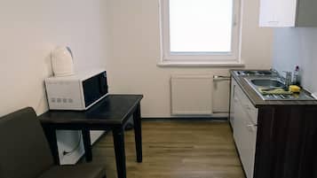 Studio Standar | Dapur pribadi | Lemari es, kompor, dan peralatan masak/sendok-piring