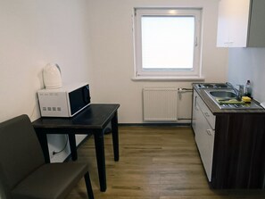 Standard Studio | Private kitchen | Fridge, stovetop, cookware/dishes/utensils - Felseneck Apartments (Helgoland)