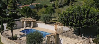 La Verdette, house sleeps 7, private pool, garden with trees
