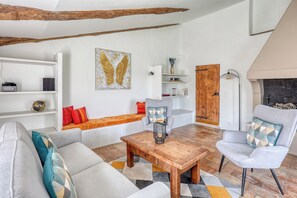 TV, fireplace, books, stereo