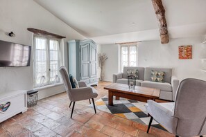 TV, fireplace, books, stereo