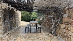 Outdoor dining - Su Crastu Charming house, lovely garden, 10 minutes from the beach (Sos Alinos)