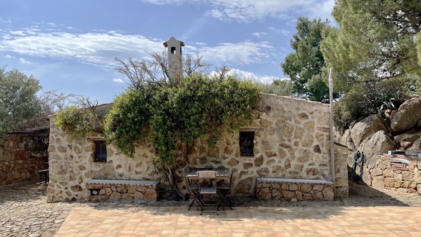 Outdoor dining - Su Crastu Charming house, lovely garden, 10 minutes from the beach (Sos Alinos)
