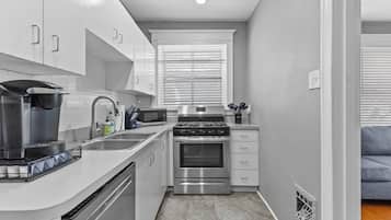Frigorífico, horno, placa de cocina y lavavajillas