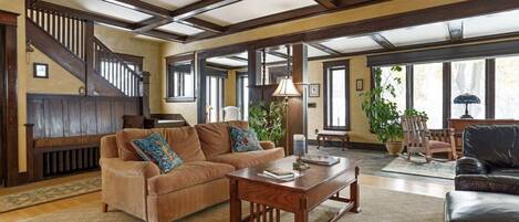 智能电视、壁炉、立体声音响