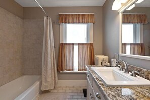 Sèche-cheveux, serviettes fournies