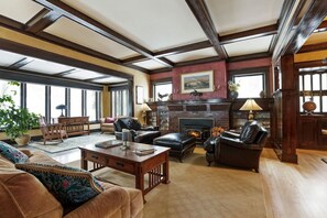 Smart TV, fireplace, stereo