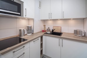 Kühlschrank, Mikrowelle, Herdplatte, Geschirrspüler