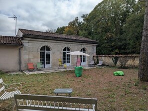 Terrace/patio - Charming Cottage with Private Gardens, Baby Gear, Near Cognac (Cognac)