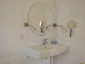 Bathroom - Charming Cottage with Private Gardens, Baby Gear, Near Cognac (Cognac)