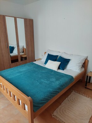 2 chambres, coffres-forts dans les chambres, bureau