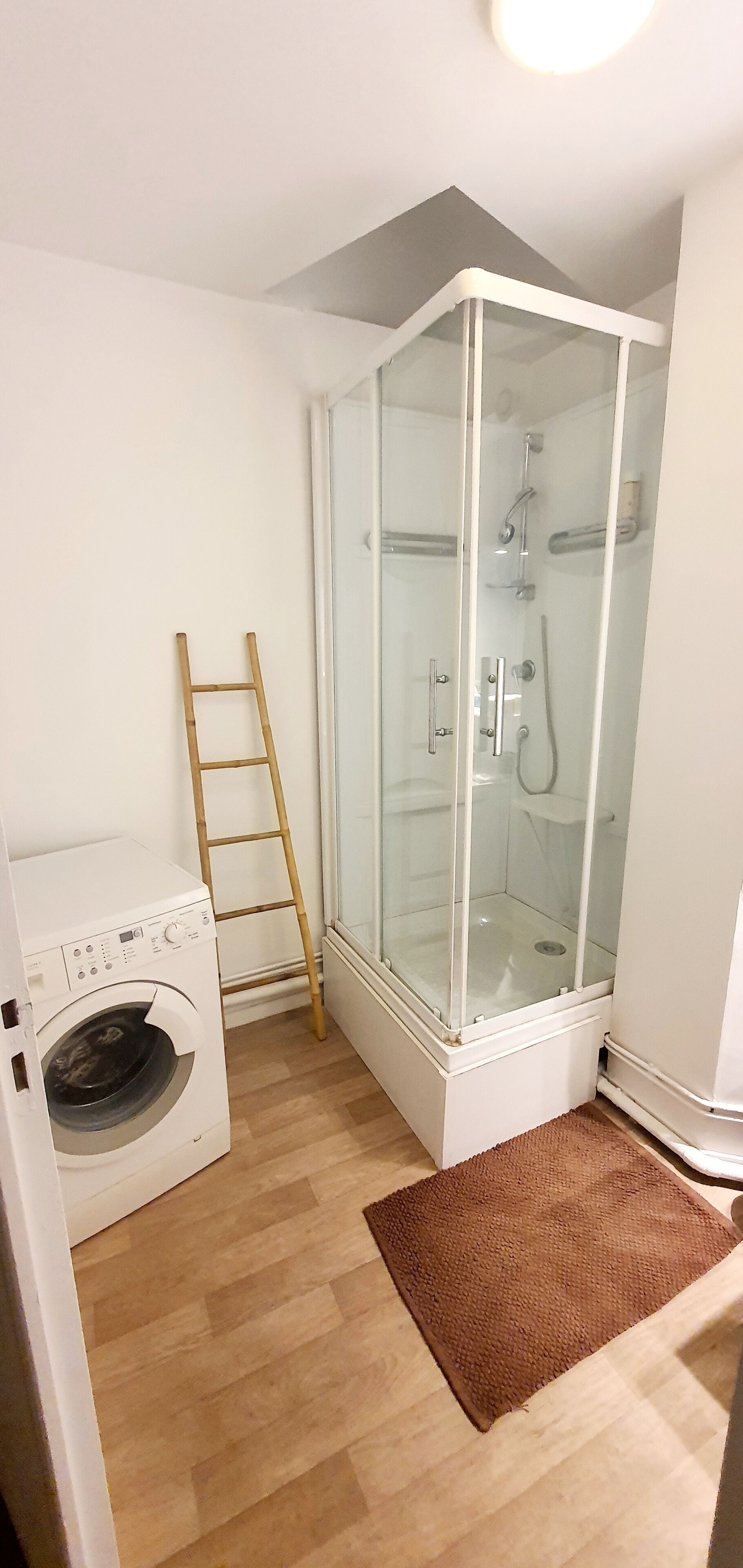 Een douche, een haardroger, handdoeken, zeep