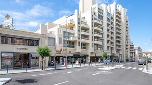 Un edificio a più piani con un negozio Hermes al piano terra.