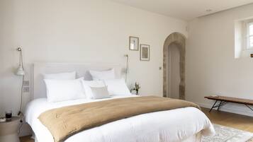 Cots/infant beds, free WiFi, bed sheets