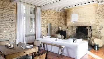 Coin salon dans le hall