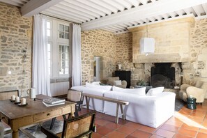 Coin salon dans le hall