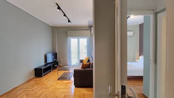 Apartamento clásico, 1 habitación, balcón | Zona de estar | Una Smart TV, Netflix, Hulu, servicios de streaming