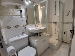 Bathroom - Beachfront Studio with Direct Access & Private Parking (Merville-Franceville-Plage)