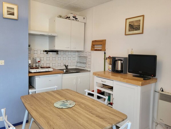 Réfrigérateur, micro-ondes, cafetière/bouilloire, grille-pain