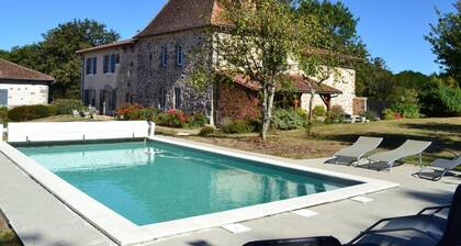 Spacious cottage with private pool and garden, ideal for families with pets