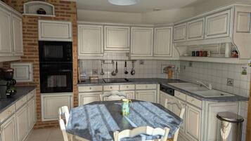 Een koelkast, een magnetron, een vaatwasser, een kinderstoel