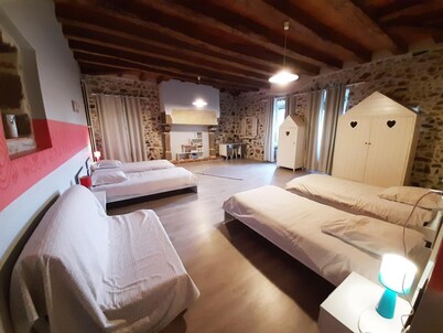 Charming 17th Century Home: Private Pool, Spacious Garden, Handicap Friendly, Baby Equipment Included