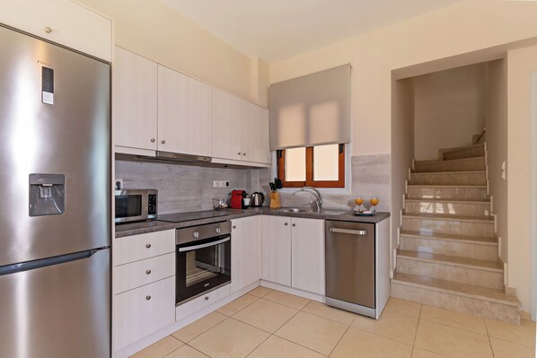 Frigorífico, microondas, horno y placa de cocina