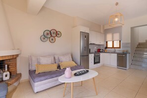 Una televisión, una chimenea