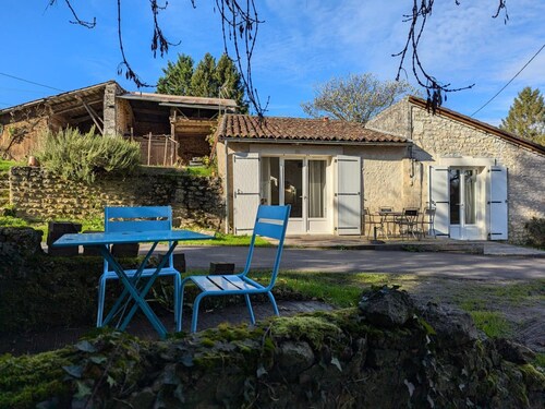 Charmant gîte à Torsac avec terrasse, animaux acceptés