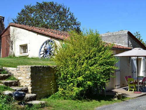 Charmant gîte à Torsac avec terrasse, animaux acceptés