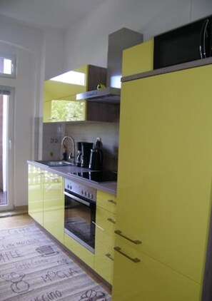 Kühlschrank, Mikrowelle, Ofen, Herdplatte