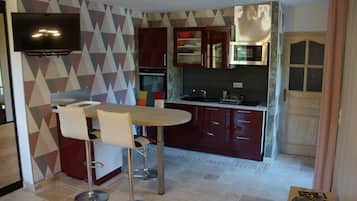 Een koelkast, een microgolfoven, een oven, een kookplaat