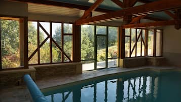 InnendĂžrsbasseng og utendĂžrsbasseng