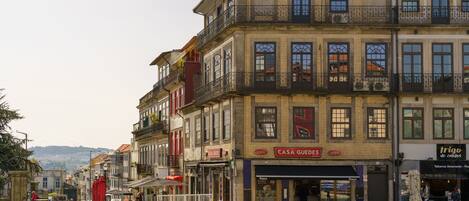 A street with buildings, including a cafe and a restaurant.
