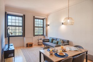 Desayuno continental diario (EUR 14 por persona)