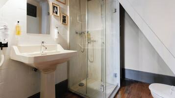 Basic Apartment | Bathroom