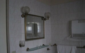 Dusj, hårføner og toalettpapir