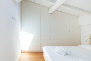 Silitysrauta/-lauta, ilmainen Wi-Fi, vuodevaatteet