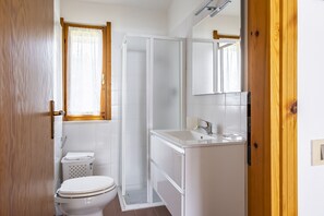 Shower, hair dryer, towels - Maggie's Apartment (Muscoline)