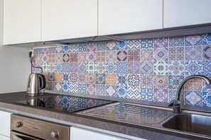 Een koelkast, een oven, een kookplaat, een koffiezetapparaat/waterkoker