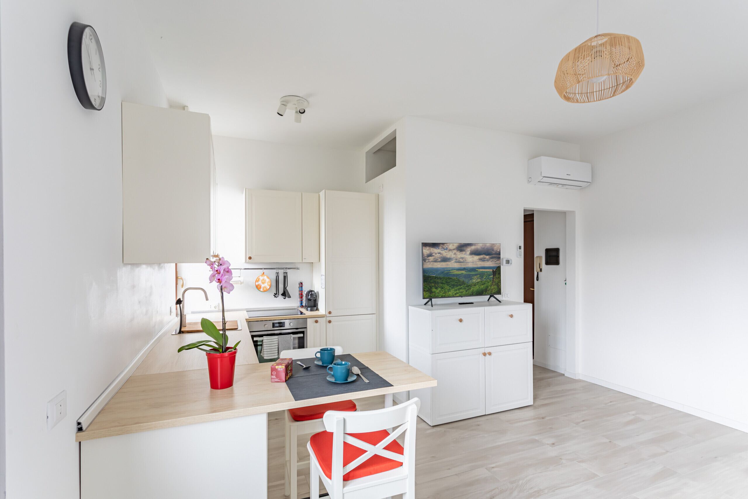 Een koelkast, een oven, een vaatwasser, een koffiezetapparaat/waterkoker